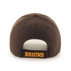 Kšiltovka NHL týmu Boston Bruins s vyšitým logem Boston na přední straně.